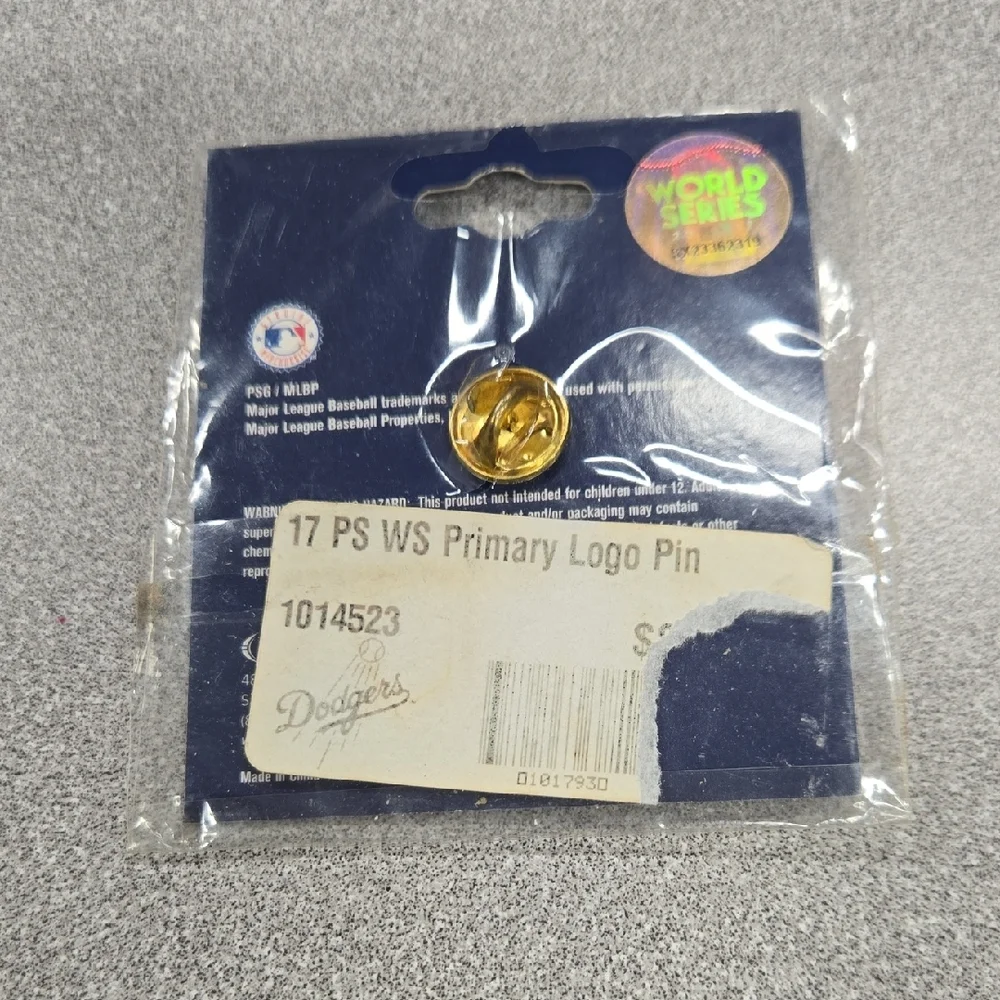 World Series 2017 Gold Lapel Pin - Picture 2 of 2